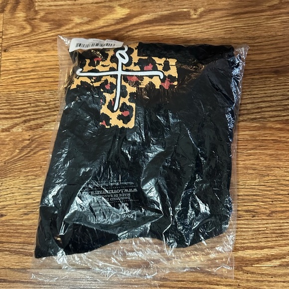 🆕 Love in Faith | Leopard Faith Cross | Christian T-Shirts for Women 3X - Picture 3 of 6